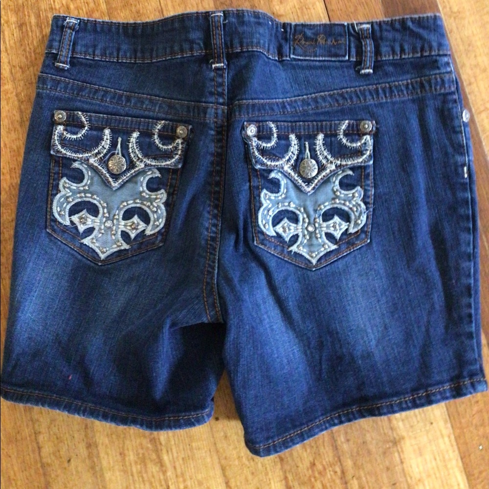 Beautiful jean shorts with appliqués on rear
